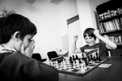 两个男孩下棋灰度照片